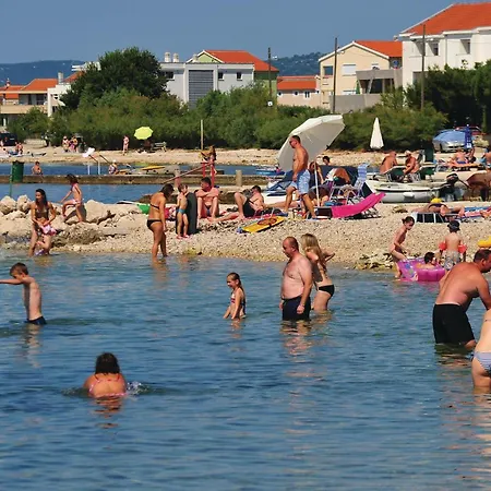 Semesterbostad Nice In With Outdoor Swimming Pool